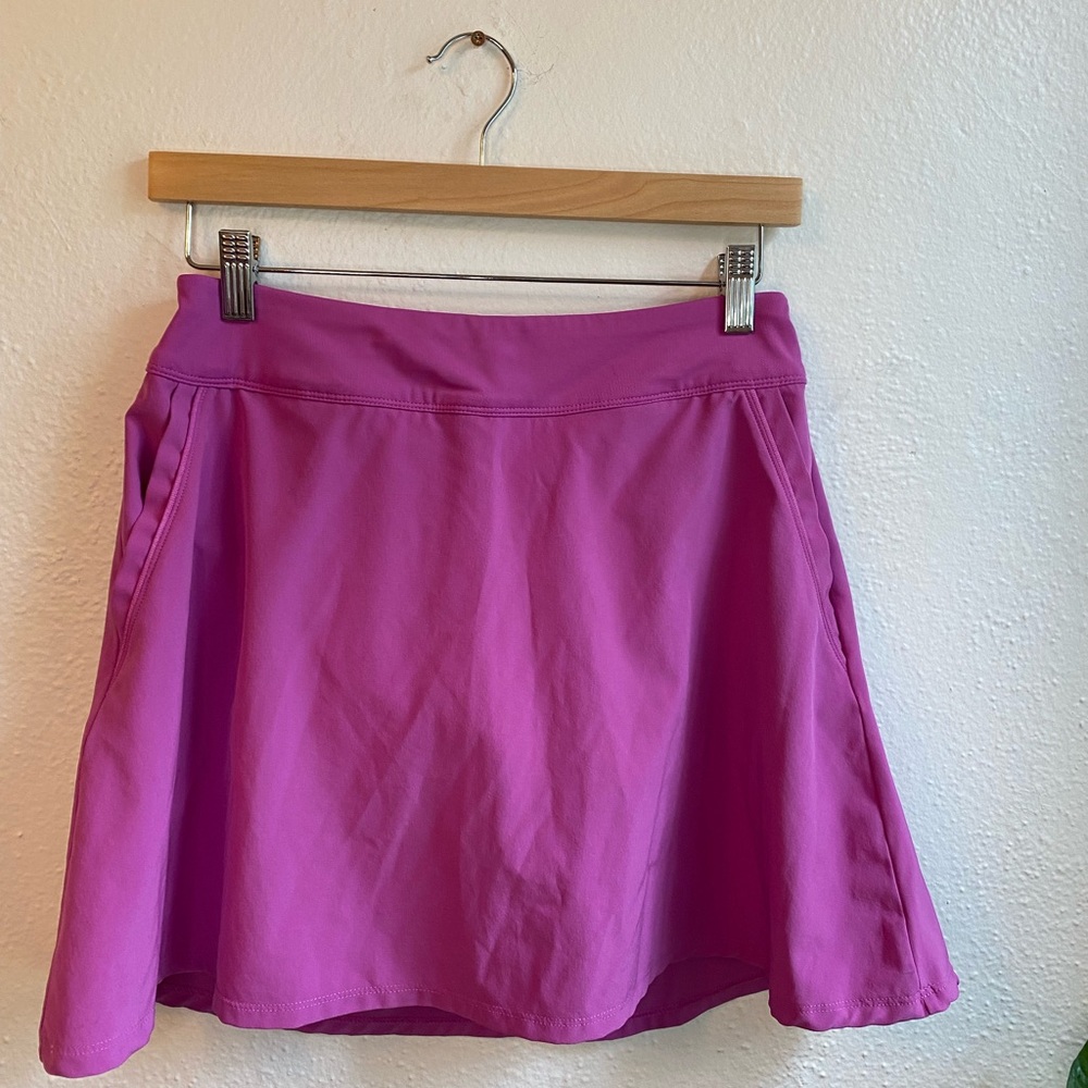 under armor golf skirt with built in shorts and pockets. Size small